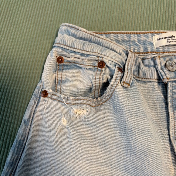 Abercrombie Fitch The Mom High Rise Light Wash Distressed Jeans Women Size 24 - Picture 6 of 10